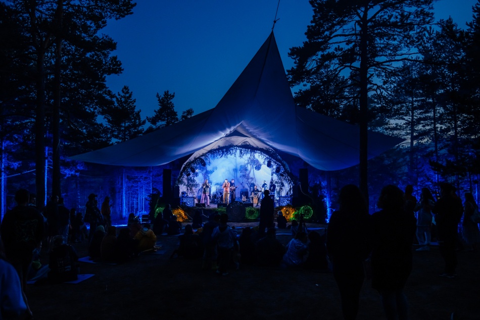 Самопознание, этническая музыка и театральные перформансы на берегу озера: гид по фестивалю Ethnoscope 2023